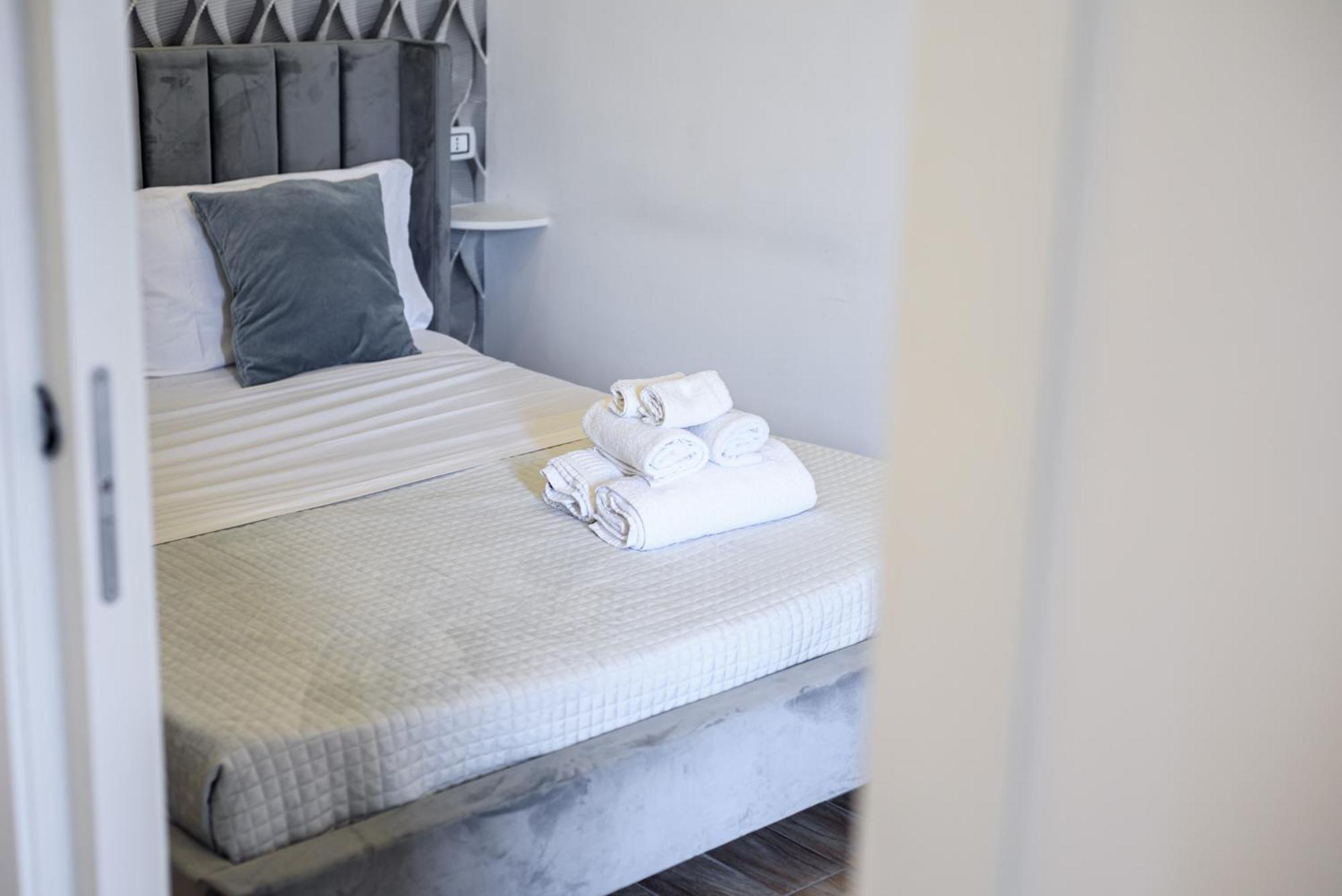 Luxury Apartment In Central City Naples Extérieur photo